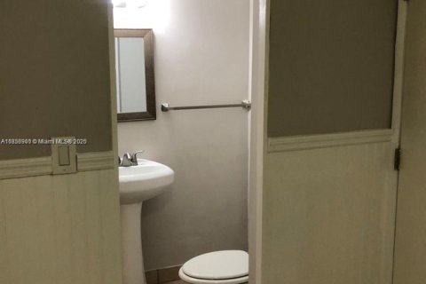 Casa en alquiler en Miami, Florida, 1 dormitorio, 183.02 m2 № 1887907 - foto 2