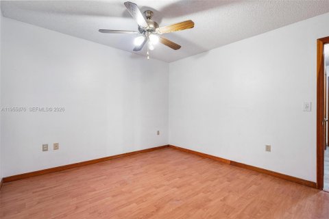 House in Miami, Florida 4 bedrooms, 141.21 sq.m. № 2009955 - photo 26