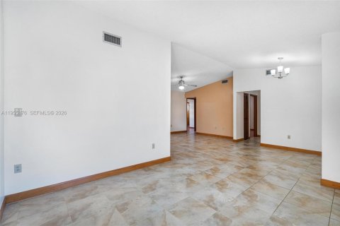 House in Miami, Florida 4 bedrooms, 141.21 sq.m. № 2009955 - photo 17