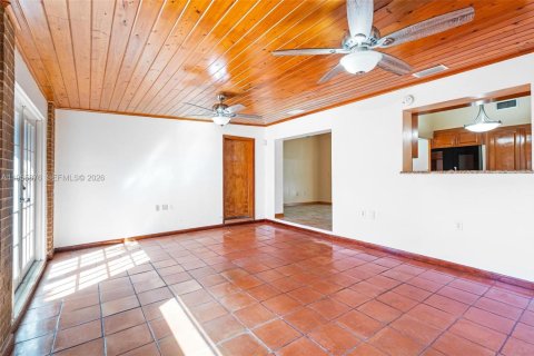 House in Miami, Florida 4 bedrooms, 141.21 sq.m. № 2009955 - photo 14