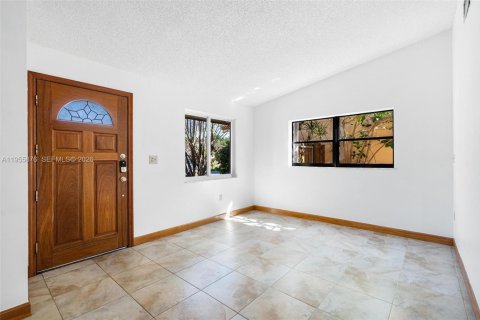 House in Miami, Florida 4 bedrooms, 141.21 sq.m. № 2009955 - photo 6