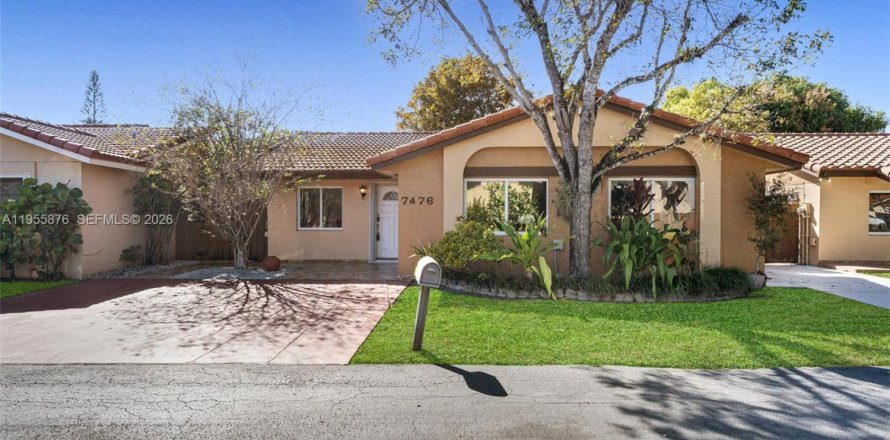 House in Miami, Florida 4 bedrooms, 141.21 sq.m. № 2009955