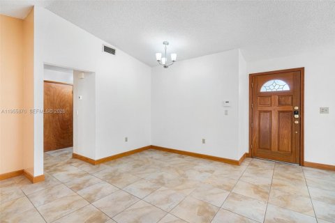 House in Miami, Florida 4 bedrooms, 141.21 sq.m. № 2009955 - photo 12