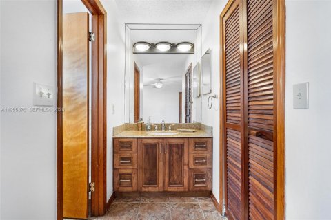 House in Miami, Florida 4 bedrooms, 141.21 sq.m. № 2009955 - photo 21