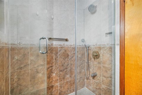 House in Miami, Florida 4 bedrooms, 141.21 sq.m. № 2009955 - photo 23