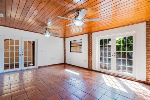 House in Miami, Florida 4 bedrooms, 141.21 sq.m. № 2009955 - photo 13