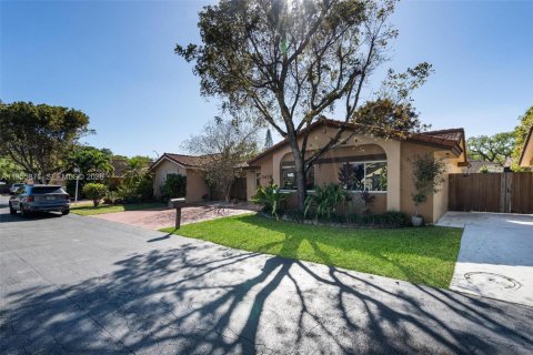 House in Miami, Florida 4 bedrooms, 141.21 sq.m. № 2009955 - photo 4