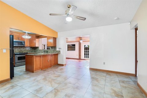 House in Miami, Florida 4 bedrooms, 141.21 sq.m. № 2009955 - photo 9