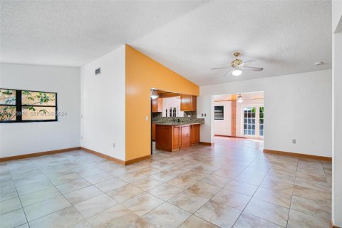 House in Miami, Florida 4 bedrooms, 141.21 sq.m. № 2009955 - photo 18