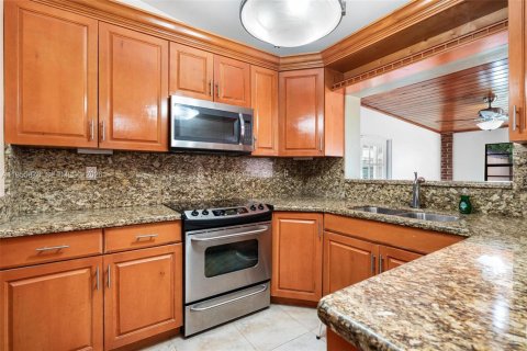 House in Miami, Florida 4 bedrooms, 141.21 sq.m. № 2009955 - photo 7