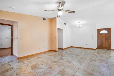 House in Miami, Florida 4 bedrooms, 141.21 sq.m. № 2009955 - photo 25