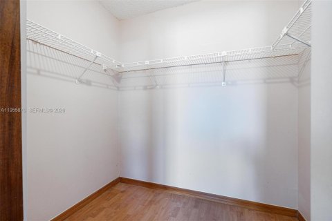 House in Miami, Florida 4 bedrooms, 141.21 sq.m. № 2009955 - photo 24