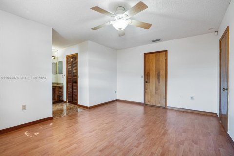 House in Miami, Florida 4 bedrooms, 141.21 sq.m. № 2009955 - photo 20