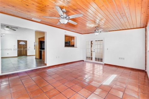 House in Miami, Florida 4 bedrooms, 141.21 sq.m. № 2009955 - photo 15