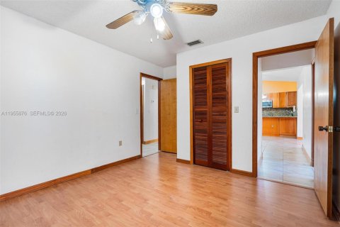 House in Miami, Florida 4 bedrooms, 141.21 sq.m. № 2009955 - photo 27