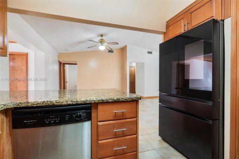 House in Miami, Florida 4 bedrooms, 141.21 sq.m. № 2009955 - photo 10