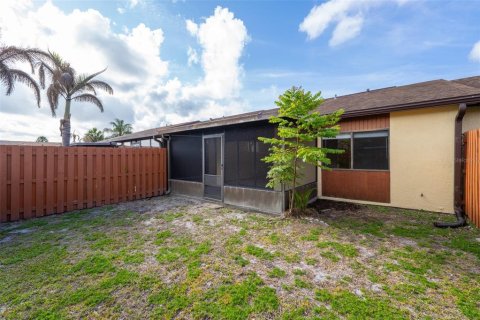 Townhouse in Merrit Island, Florida 2 bedrooms, 93.37 sq.m. № 2112707 - photo 11