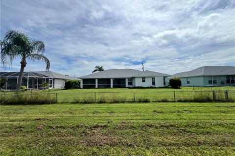 House in Punta Gorda, Florida 3 bedrooms, 172.33 sq.m. № 1913231 - photo 10