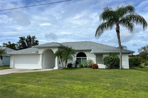 House in Punta Gorda, Florida 3 bedrooms, 172.33 sq.m. № 1913231 - photo 1