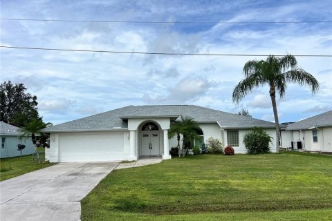 House in Punta Gorda, Florida 3 bedrooms, 172.33 sq.m. № 1913231 - photo 3