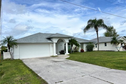House in Punta Gorda, Florida 3 bedrooms, 172.33 sq.m. № 1913231 - photo 2