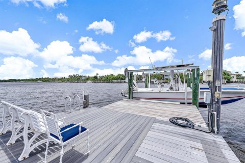 Townhouse in South Palm Beach, Florida 4 bedrooms, 176.51 sq.m. № 2158418