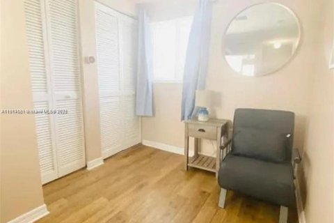 Снять в аренду квартиру в Майами, Флорида 2 спальни, 62.43м2, № 1971530 - фото 4