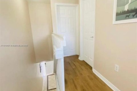 Снять в аренду квартиру в Майами, Флорида 2 спальни, 62.43м2, № 1971530 - фото 2