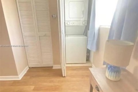 Снять в аренду квартиру в Майами, Флорида 2 спальни, 62.43м2, № 1971530 - фото 3