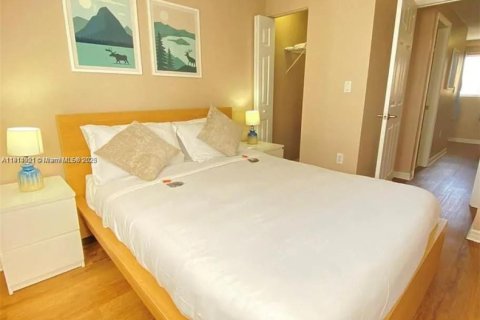 Снять в аренду квартиру в Майами, Флорида 2 спальни, 62.43м2, № 1971530 - фото 1