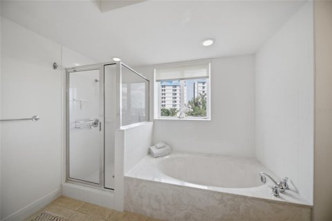 Condo in Sarasota, Florida, 2 bedrooms № 2427291 - photo 20