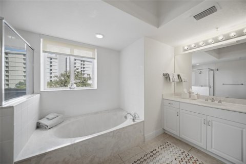 Condo in Sarasota, Florida, 2 bedrooms № 2427291 - photo 21