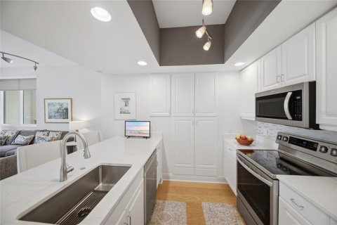 Condo in Sarasota, Florida, 2 bedrooms № 2427291 - photo 12