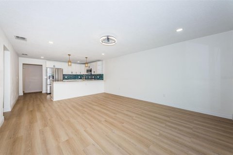 Apartamento en alquiler en Saint Petersburg, Florida, 4 dormitorios, 132.39 m2 № 1769041 - foto 3
