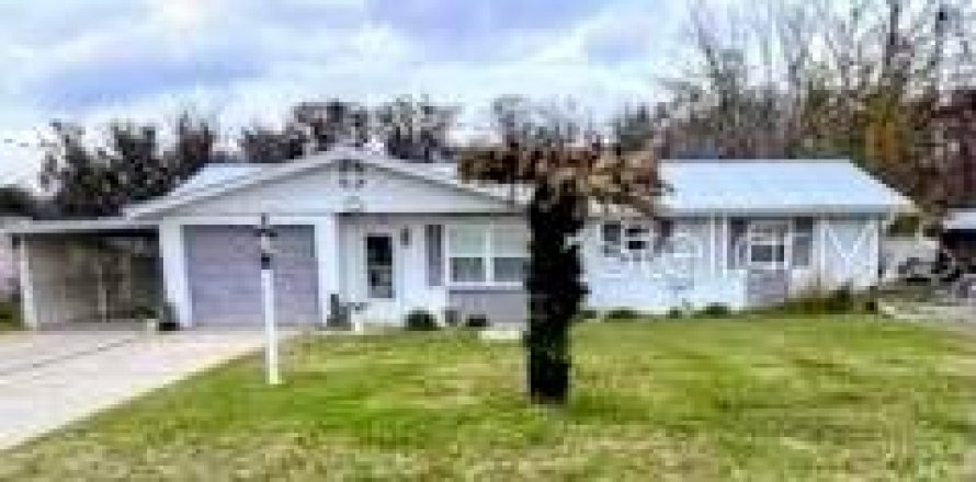 House in Astor, Florida 2 bedrooms, 77.67 sq.m. № 948292
