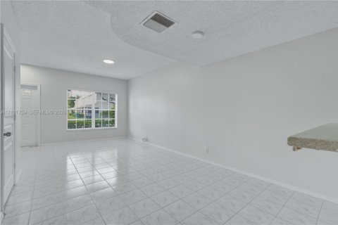 Townhouse in Weston, Florida 2 bedrooms, 103.12 sq.m. № 2411196 - photo 7