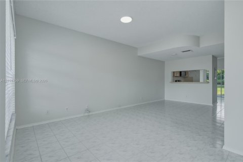 Townhouse in Weston, Florida 2 bedrooms, 103.12 sq.m. № 2411196 - photo 4