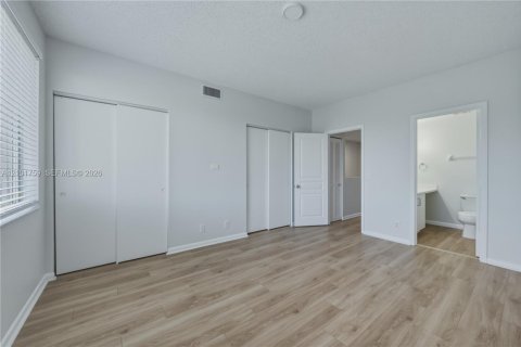 Townhouse in Weston, Florida 2 bedrooms, 103.12 sq.m. № 2411196 - photo 15