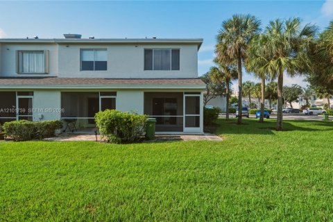 Townhouse in Weston, Florida 2 bedrooms, 103.12 sq.m. № 2411196 - photo 23