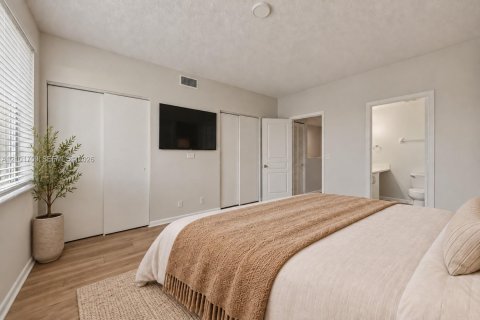 Townhouse in Weston, Florida 2 bedrooms, 103.12 sq.m. № 2411196 - photo 14