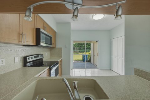 Townhouse in Weston, Florida 2 bedrooms, 103.12 sq.m. № 2411196 - photo 9