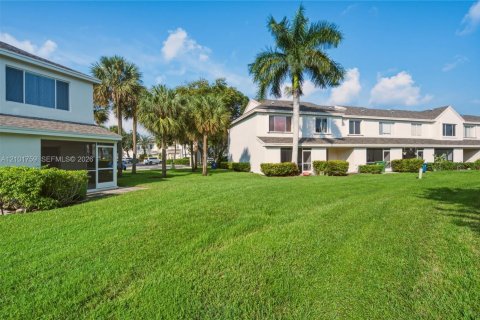 Townhouse in Weston, Florida 2 bedrooms, 103.12 sq.m. № 2411196 - photo 24