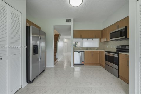 Townhouse in Weston, Florida 2 bedrooms, 103.12 sq.m. № 2411196 - photo 11