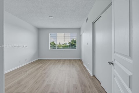 Townhouse in Weston, Florida 2 bedrooms, 103.12 sq.m. № 2411196 - photo 13