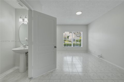 Townhouse in Weston, Florida 2 bedrooms, 103.12 sq.m. № 2411196 - photo 8