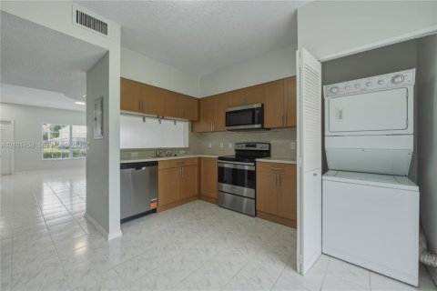 Townhouse in Weston, Florida 2 bedrooms, 103.12 sq.m. № 2411196 - photo 10