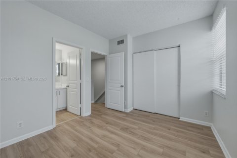 Townhouse in Weston, Florida 2 bedrooms, 103.12 sq.m. № 2411196 - photo 18