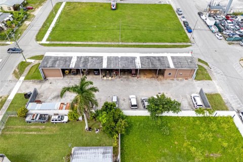 Commercial property in Homestead, Florida № 4416 - photo 5