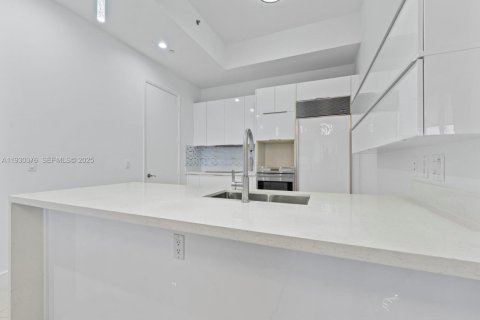 Condo in Sunny Isles Beach, Florida, 2 bedrooms  № 1989238 - photo 11
