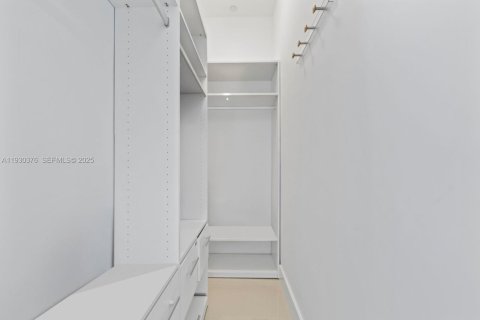 Condo in Sunny Isles Beach, Florida, 2 bedrooms  № 1989238 - photo 28